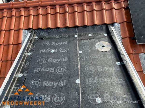 Nieuw dak met dakpannen en Royal onderlaag bij woning in Nederweert