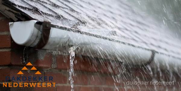 Lekkende dakgoot tijdens regenval in Nederweert