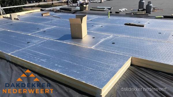 PIR isolatieplaten worden gelegd op plat dak voor dakisolatie in Nederweert
