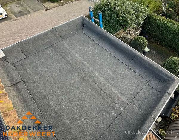 Gerenoveerd plat dak met nieuwe bitumen dakbedekking in Nederweert