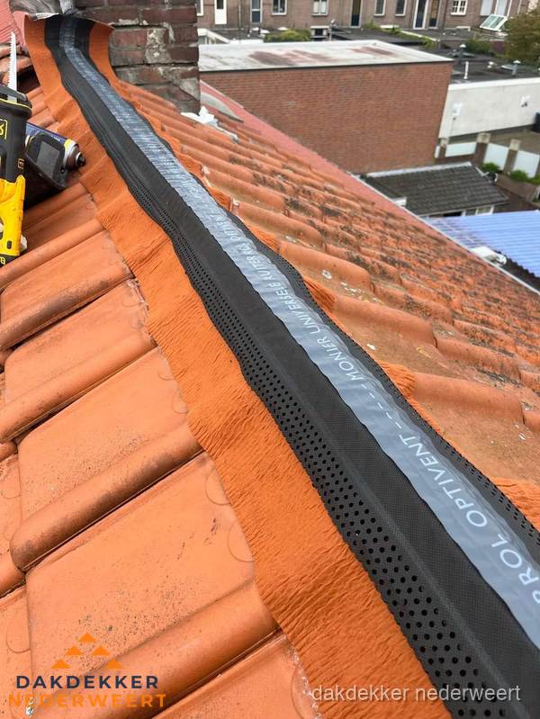 Nokventilatie installeren op hellend pannendak in Nederweert