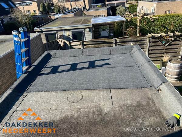 Dakdekker bij bitumen plat dak renovatie in Nederweert