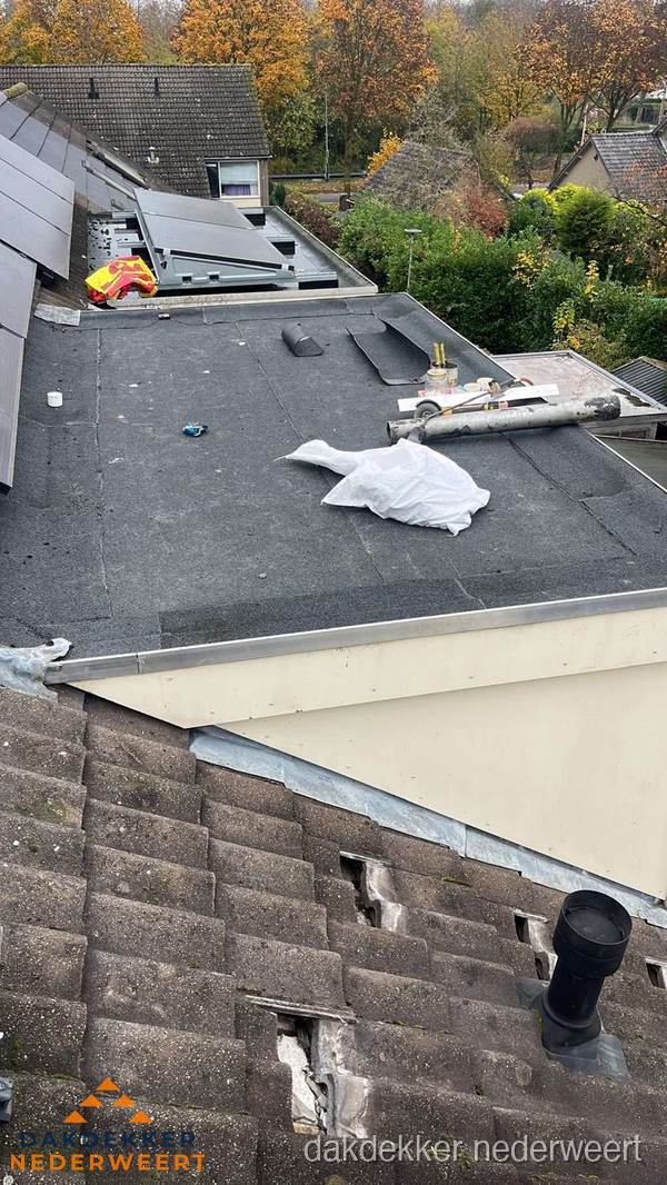 Beschadigde dakbedekking op plat dak voor reparatie in Nederweert