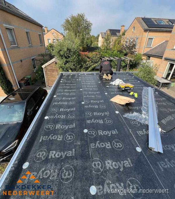 Dakdekker aan het werk op plat dak renovatie in Nederweert