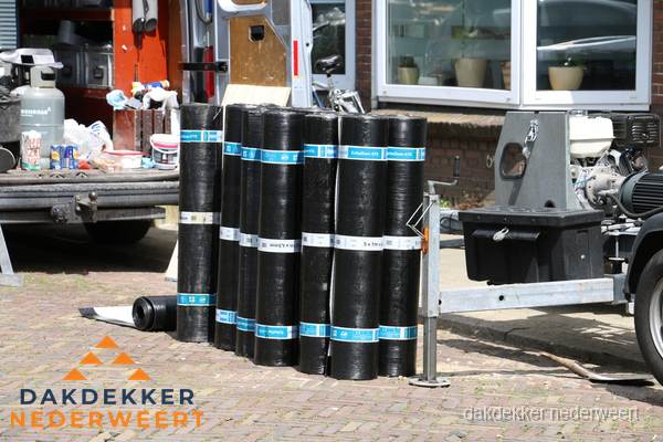 Rollen bitumen dakbedekking klaar voor daklekkage reparatie in Nederweert