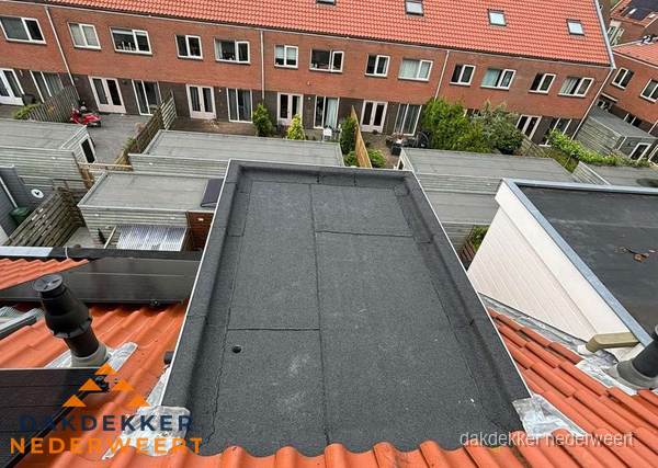Plat dak met bitumen bedekking naast dakkapel in Nederweert