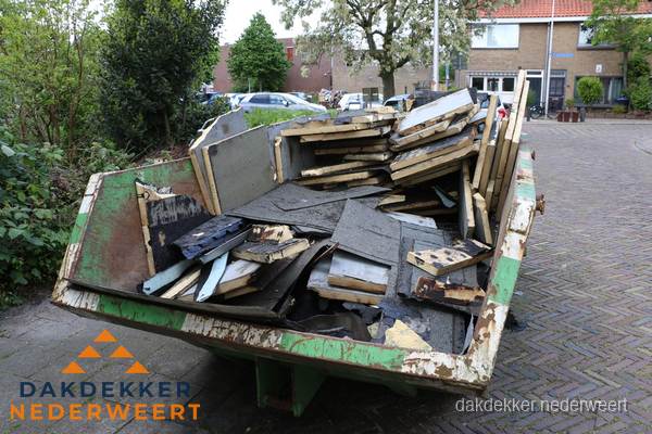 Puincontainer met oud dakmateriaal na dakrenovatie in Nederweert