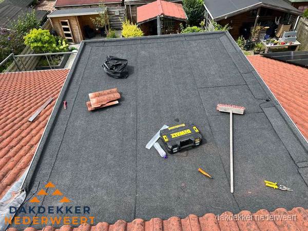 Gereedschap op nieuw plat dak na renovatie in Nederweert