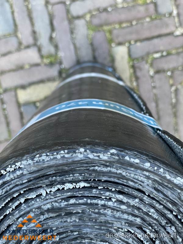 Rol bitumen dakleer met leislag voor plat dak in Nederweert