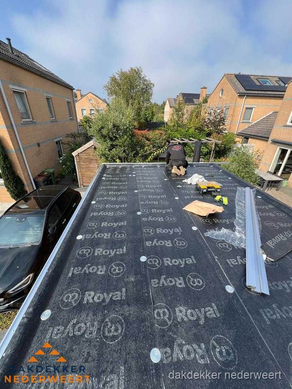 Nieuwe Royal bitumen dakbedekking op plat dak van aanbouw in Nederweert