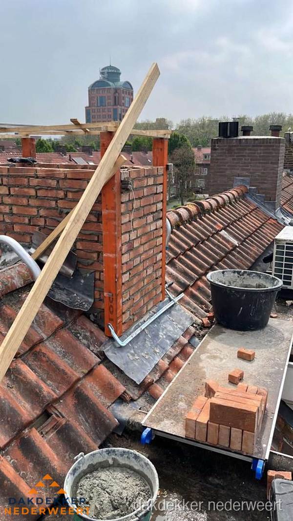 Schoorsteen renovatie met metselwerk op schuin dak in Nederweert