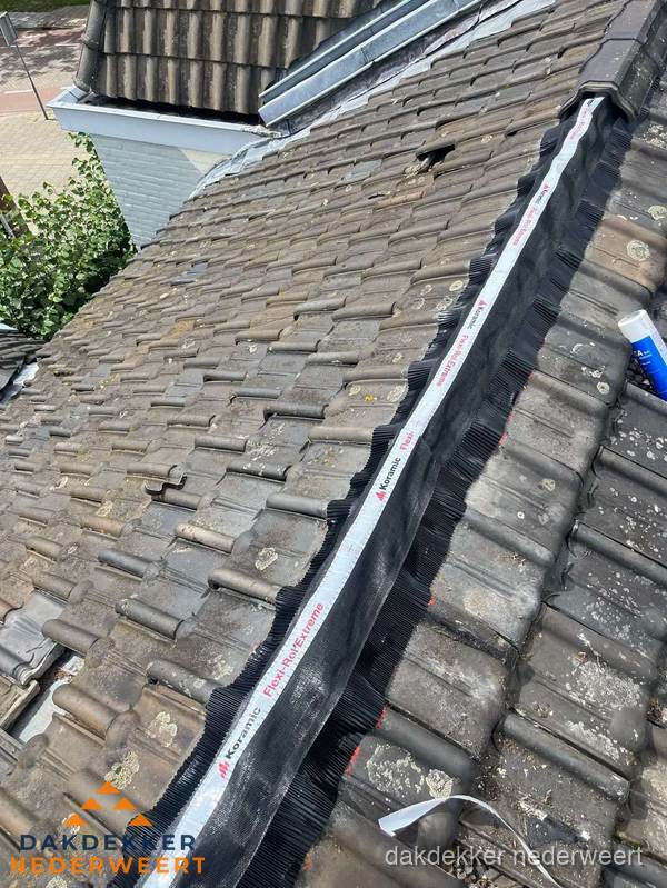 Nokvorst renovatie met Koramic nokrol op schuin pannendak in Nederweert