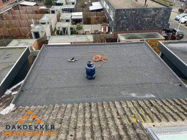 Plat dak met bitumen dakbedekking en brander in Nederweert