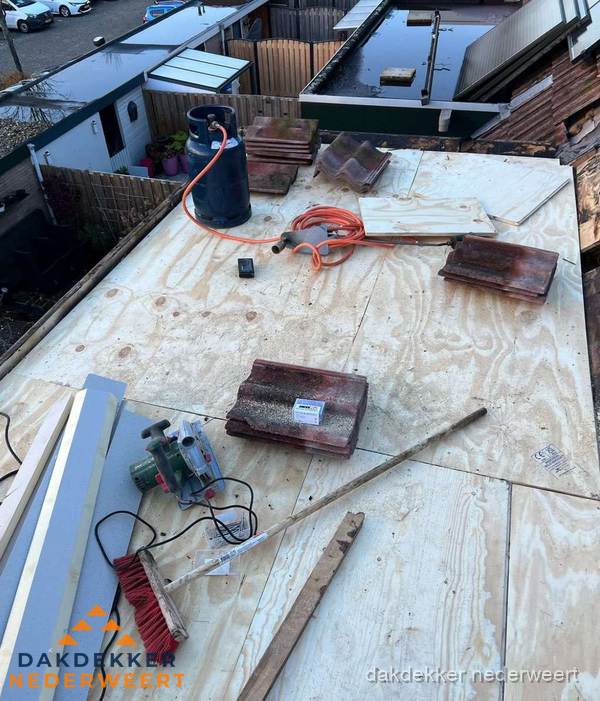 Dakreparatie werkzaamheden op plat dak met gereedschap in Nederweert