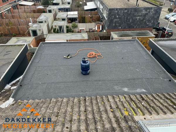 Dakrenovatie afgerond met nieuwe bitumen dakbedekking in Nederweert