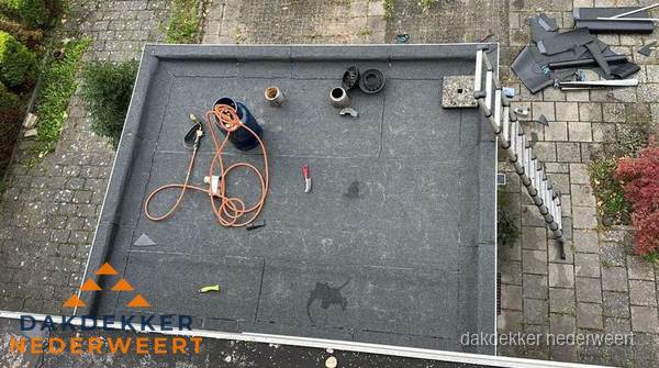 Plat dak met nieuwe bitumen bedekking in Nederweert