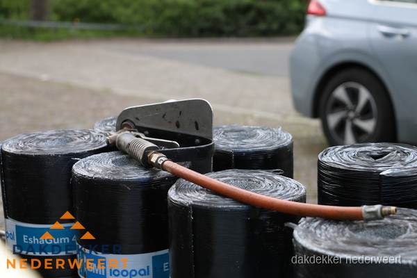 Rollen bitumen dakbedekking EshaGum klaar voor installatie in Nederweert