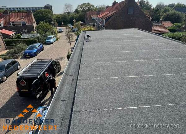 Nieuw bitumen plat dak met uitzicht over woonwijk in Nederweert Nieuw bitumen plat dak met uitzicht over woonwijk in Nederweert