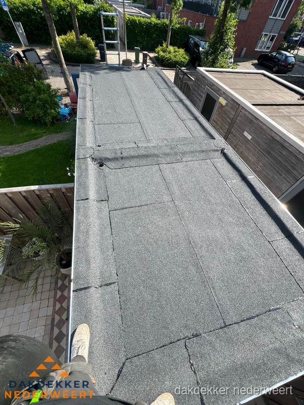 Bitumen plat dak rijtjeswoning vanuit dakdekker perspectief in Nederweert