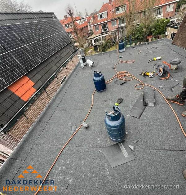 Daklekkage repareren met brandgereedschap op plat dak in Nederweert