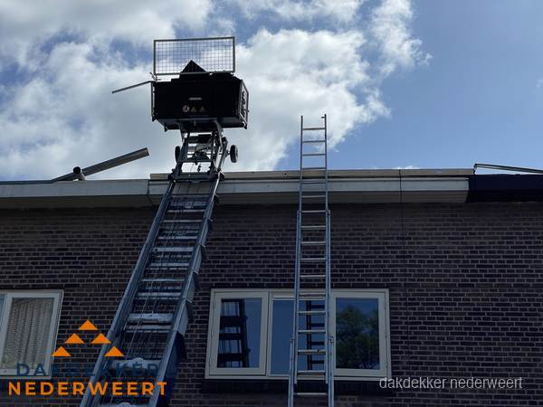Ladderlift en ladder bij woning voor dakinspectie in Nederweert