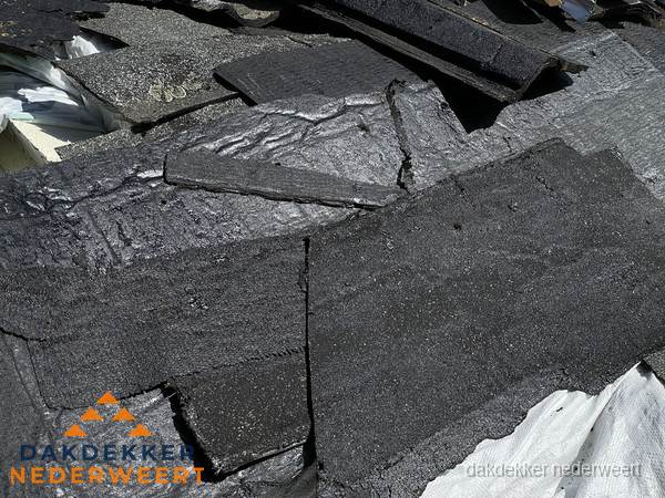 Verwijderd oud bitumen dakleer klaar voor vervanging in Nederweert