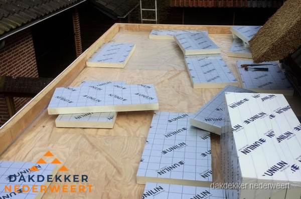 PIR isolatieplaten leggen op plat dak in Nederweert