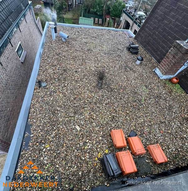 Plat dak met grindballast en dakdoorvoeren in Nederweert