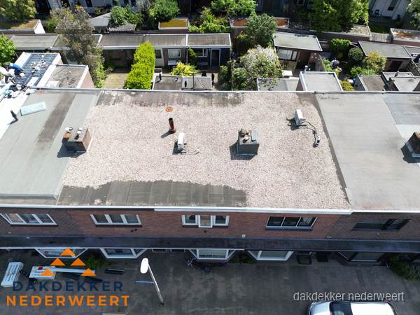 Plat dak met grindballast en dakdoorvoeren in Nederweert