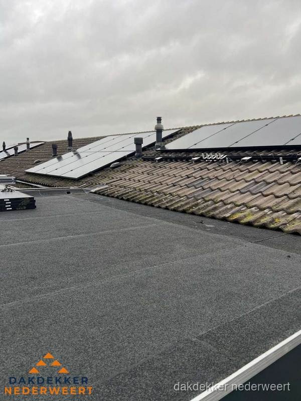 Bitumen dakbedekking op plat dak met aansluitend pannendak en zonnepanelen in Nederweert