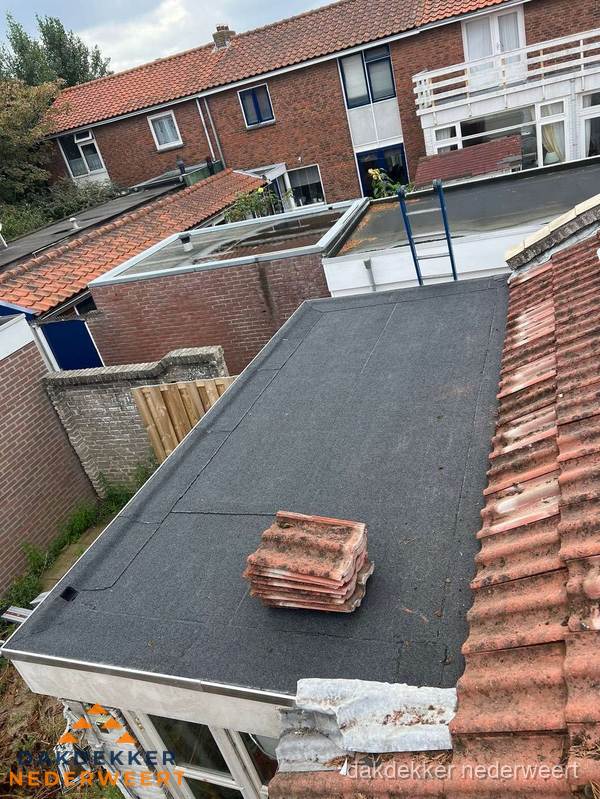 Aanbouw plat dak met reservepannen voor dakpannen vervangen in Nederweert