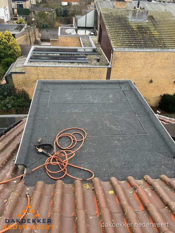 Reparatie aansluiting plat dak en schuin dak in Nederweert