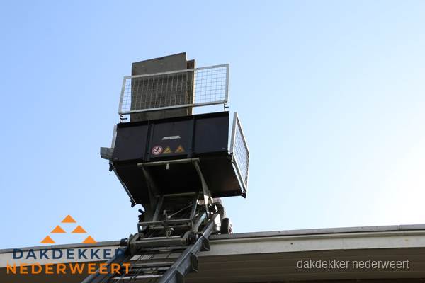 Dakdekkerslift voor materiaal transport bij dakwerkzaamheden in Nederweert
