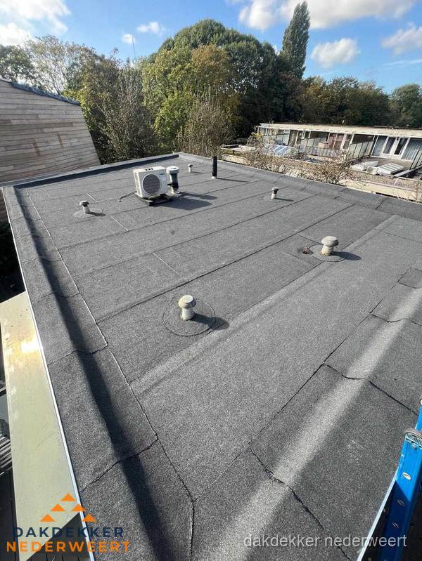 Kosten dakdekker: afgewerkt plat bedrijfsdak met bitumen in Nederweert