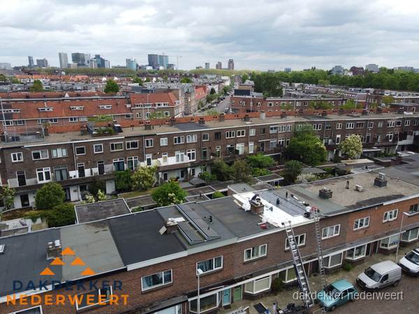 Spoed dakdekker aan het werk op plat dak in woonwijk Nederweert