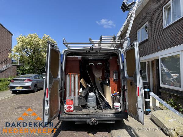 Spoed dakdekker bus met gereedschap en ladder bij woning in Nederweert