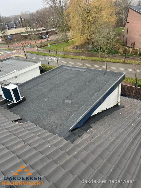 Plat dak met bitumen isolatie en dakbedekking in Nederweert