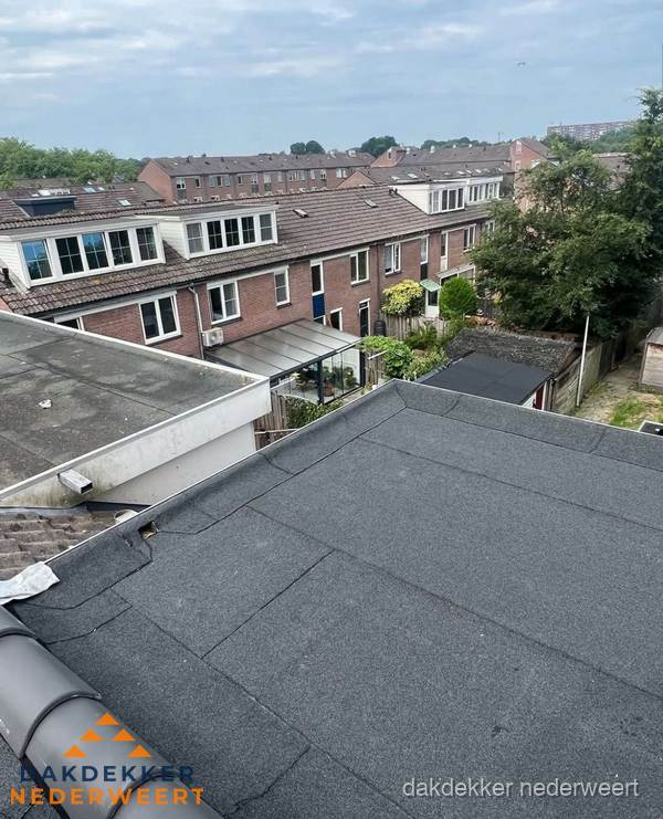 Vernieuwd plat dak met bitumen in woonwijk in Nederweert
