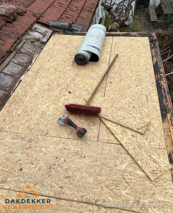 Plat dak vervangen met nieuwe OSB-ondergrond en bitumenrol in Nederweert