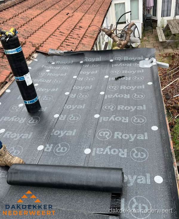Bitumen dakbedekking leggen op plat dak aanbouw in Nederweert