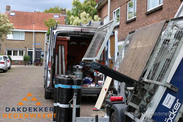 Dakdekkersbusje met materiaal en ladderlift voor dakpannen vervangen in Nederweert