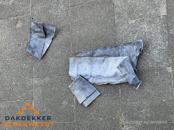 Oude verwijderde loodslabben na vervanging in Nederweert