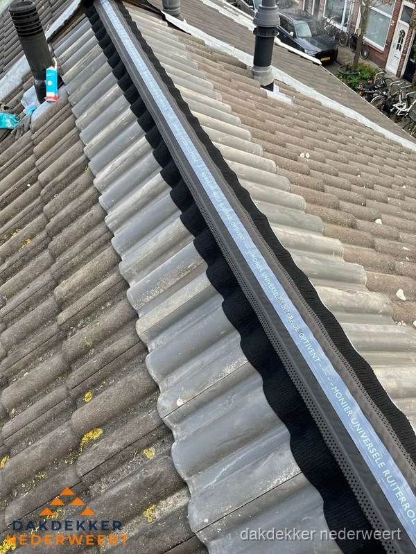 Nokvorst met Monier ventilatie op schuin pannendak in Nederweert