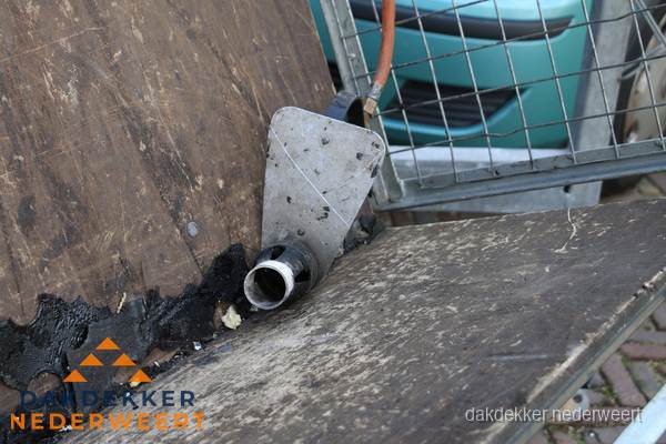 Dakdekkers gasbrander voor bitumen werkzaamheden in Nederweert
