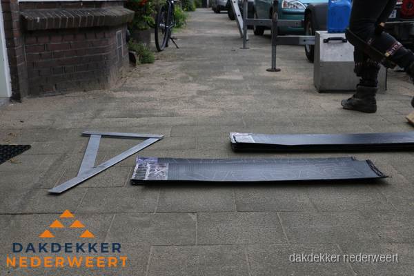 Dakbedekkingsmateriaal en zinkwerk klaargelegd voor reparatie in Nederweert