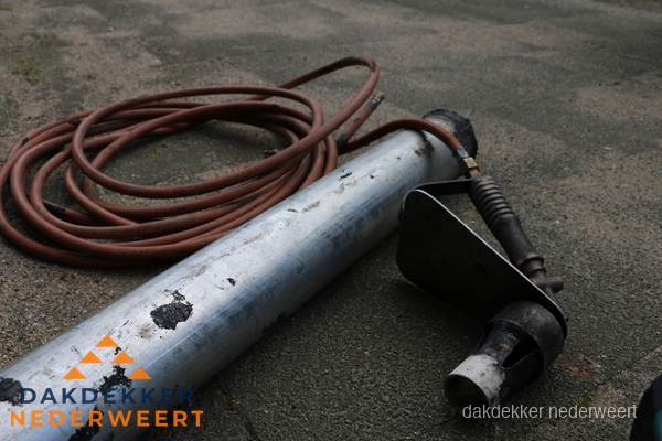 Dakdekker gasbrander en gereedschap voor spoedklus in Nederweert