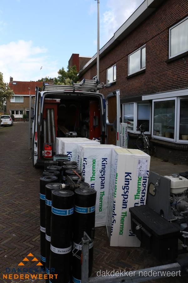 Levering van Kingspan isolatieplaten en bitumenrollen voor dakproject in Nederweert