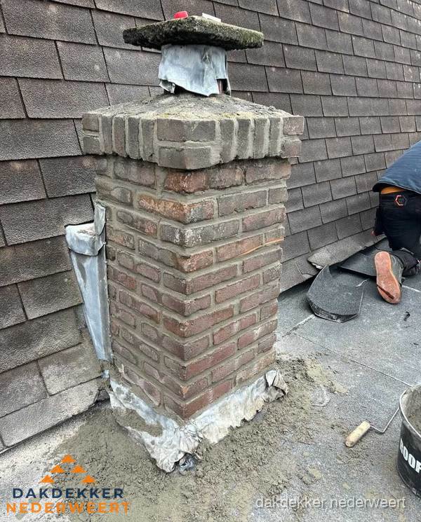 Schoorsteen reparatie met lood en voegwerk op leien dak in Nederweert