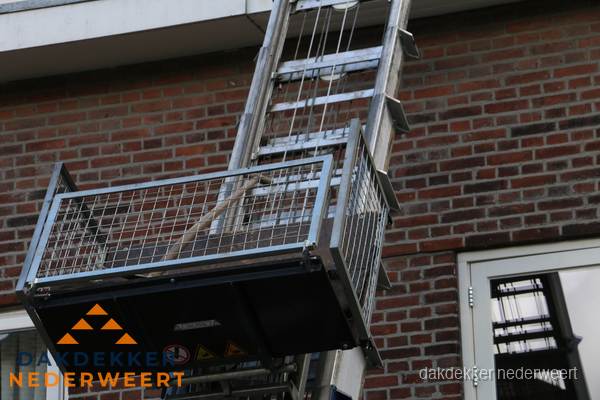Ladderlift met dakpannen voor dakpan reparatie in Nederweert
