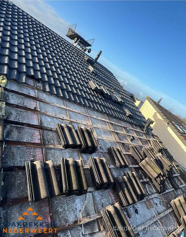 Schuin dak renovatie met nieuwe dakpannen in Nederweert